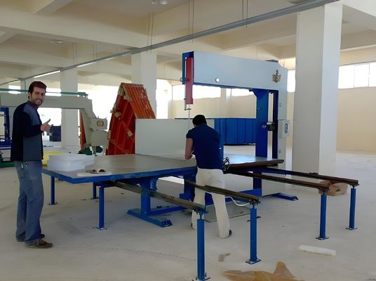 کارایی دستی ماشین برش اسفنج عمودی Mitsubishi Servo Motors سیستم کنترل PLC